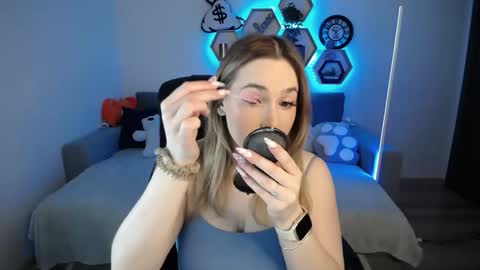 Snapshot of sabrinviolet chatting on January 29, 9:12 am Sabrina Violet online show from January 29, 9:12 am