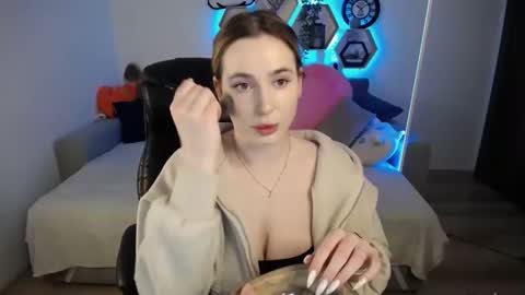 Snapshot of sabrinviolet chatting on February 19, 9:06 am Sabrina Violet online show from February 19, 9:06 am