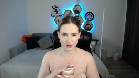 Snapshot of sabrinviolet chatting on March 4, 9:07 am Sabrina Violet online show from March 4, 9:07 am