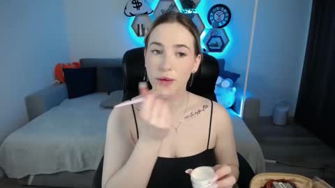 Snapshot of sabrinviolet chatting on March 10, 9:10 am Sabrina Violet online show from March 10, 9:10 am