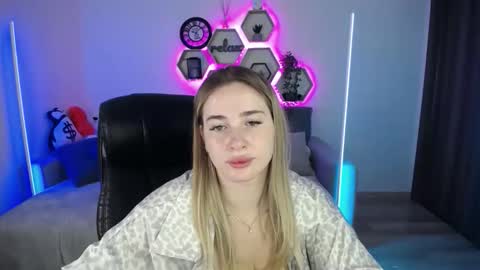 Snapshot of sabrinviolet chatting on September 15, 8:03 am Sabrina Violet online show from September 15, 8:03 am