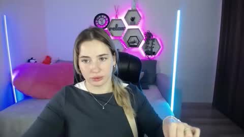Snapshot of sabrinviolet chatting on October 7, 8:11 am Sabrina Violet online show from October 7, 8:11 am