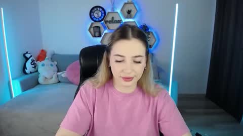Snapshot of sabrinviolet chatting on October 17, 8:17 am Sabrina Violet online show from October 17, 8:17 am