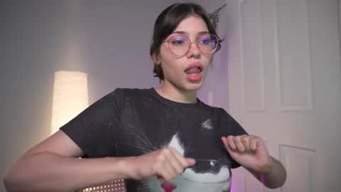 Snapshot of sadelune chatting on January 15, 4:28 am An online show from January 15, 4:28 am