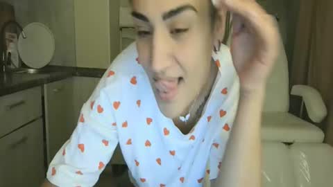 Snapshot of safari_xx chatting on November 21, 2:05 pm Queen online show from November 21, 2:05 pm