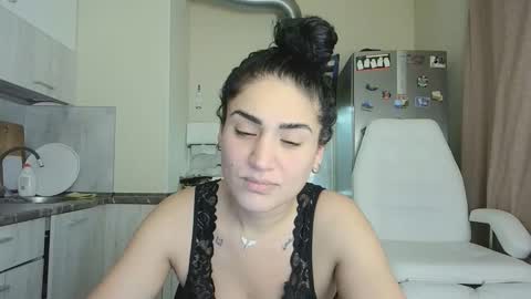 Snapshot of safari_xx chatting on December 3, 11:52 am Queen online show from December 3, 11:52 am