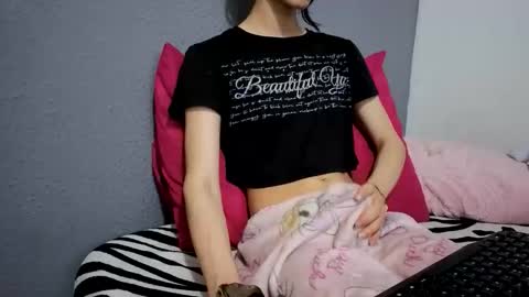Snapshot of safiro_queen chatting on May 25, 12:00 pm Safiro Queen online show from May 25, 12:00 pm