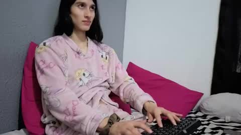 Snapshot of safiro_queen chatting on June 4, 12:33 pm Safiro Queen online show from June 4, 12:33 pm