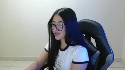 Sahaliefox  online show from April 15, 9:04 pm