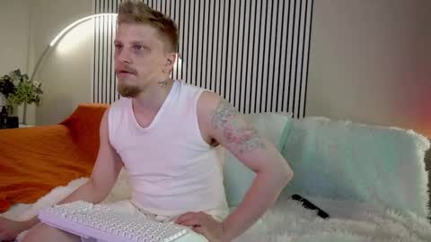 saint__vicious online show from October 1, 8:26 pm