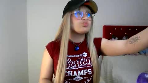 Snapshot of sakura_goldie chatting on November 18, 10:47 pm Saku online show from November 18, 10:47 pm