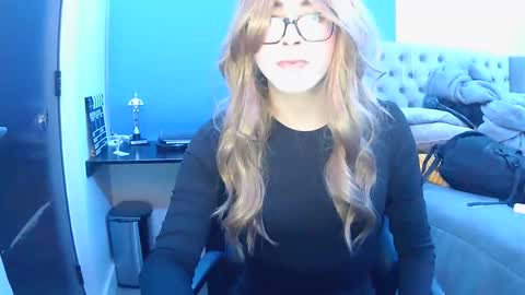 Snapshot of sallyyy22211 chatting on September 16, 8:15 am sallyyy22211 online show from September 16, 8:15 am