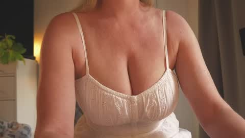 IsaBella-  online show from May 21, 10:11 am