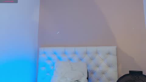 Snapshot of samanthaaross chatting on December 23, 12:41 pm online show from December 23, 12:41 pm