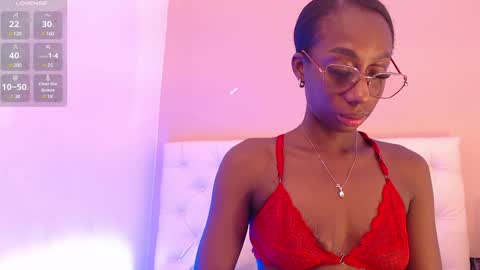 Snapshot of samanthaaross chatting on December 24, 12:00 pm online show from December 24, 12:00 pm