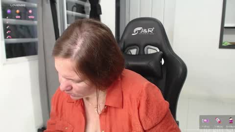 Snapshot of samanthaleon chatting on December 15, 10:47 pm Samantha samy online show from December 15, 10:47 pm