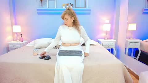 Snapshot of samanthamilf__ chatting on February 1, 8:58 pm Samanta online show from February 1, 8:58 pm