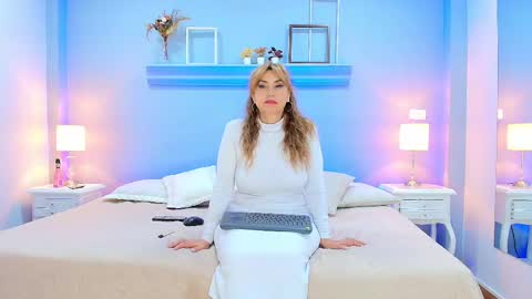 Snapshot of samanthamilf__ chatting on February 11, 1:31 am Samanta online show from February 11, 1:31 am