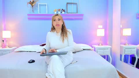 Snapshot of samanthamilf__ chatting on February 14, 1:23 am Samanta online show from February 14, 1:23 am
