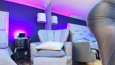 Snapshot of samanthamilf__ chatting on June 10, 7:57 pm Samanta online show from June 10, 7:57 pm