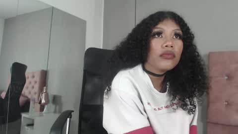 Snapshot of samaragrey18 chatting on February 19, 3:39 am samaragrey18 online show from February 19, 3:39 am