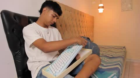 Snapshot of samir_19x chatting on June 2, 6:10 pm samir_19x online show from June 2, 6:10 pm