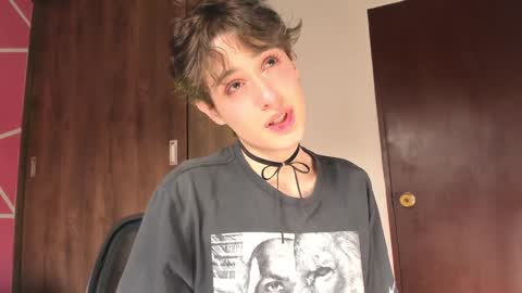 Snapshot of san_love_kh chatting on December 3, 1:32 pm online show from December 3, 1:32 pm