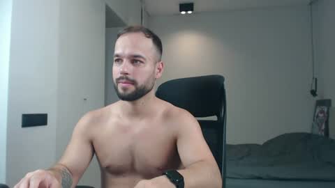 Snapshot of sandro_best chatting on June 27, 9:14 am DeAlex online show from June 27, 9:14 am