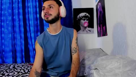 Snapshot of santi_mateo chatting on June 4, 7:53 pm Santi online show from June 4, 7:53 pm