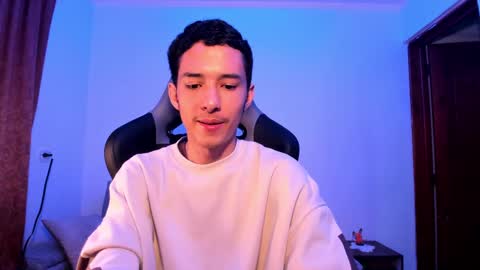 santi_twink19 online show from December 6, 6:15 am