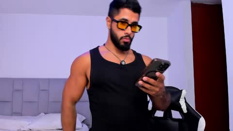 santiago_huntt online show from April 16, 9:39 pm