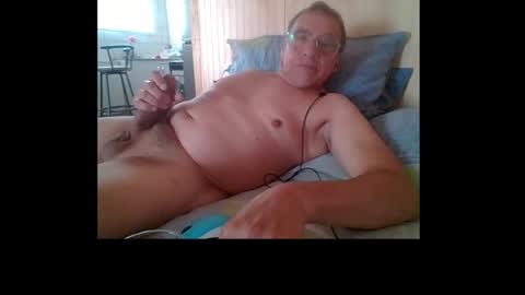 santiago_n online show from April 22, 3:46 pm