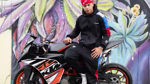 Snapshot of santiagoreyesft chatting on February 1, 4:00 am Santi Reyes online show from February 1, 4:00 am