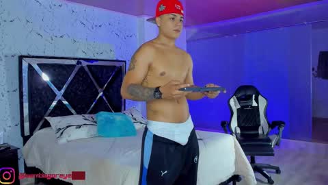 Snapshot of santiagoreyesft chatting on February 10, 2:04 am Santi Reyes online show from February 10, 2:04 am