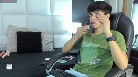 Santiago Carrington online show from December 9, 8:33 pm