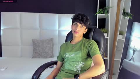 Santiago Carrington online show from December 19, 11:57 pm