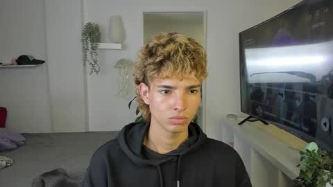 Snapshot of santy_kitty chatting on November 6, 2:01 am kitty online show from November 6, 2:01 am