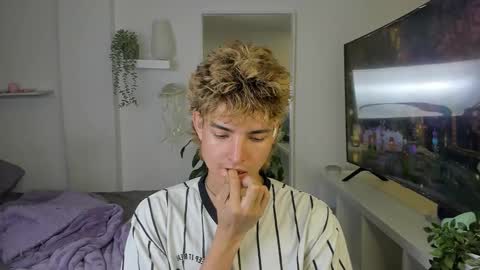 Snapshot of santy_kitty chatting on November 8, 2:01 am kitty online show from November 8, 2:01 am