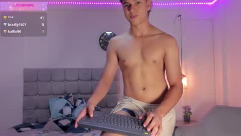 Snapshot of santy_stump chatting on September 17, 9:27 pm santy_stump online show from September 17, 9:27 pm