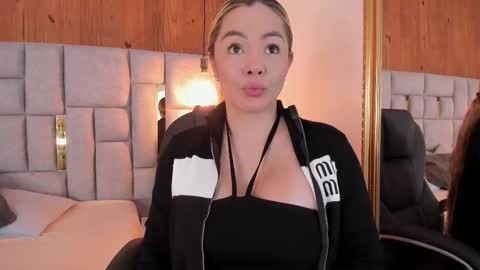 Snapshot of saori_newman chatting on October 18, 12:06 pm Saori online show from October 18, 12:06 pm