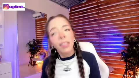 Snapshot of sapphire_venus chatting on April 21, 12:34 am Valerin online show from April 21, 12:34 am