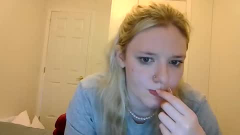 Snapshot of sara9920 chatting on April 14, 8:15 pm sara9920 online show from April 14, 8:15 pm