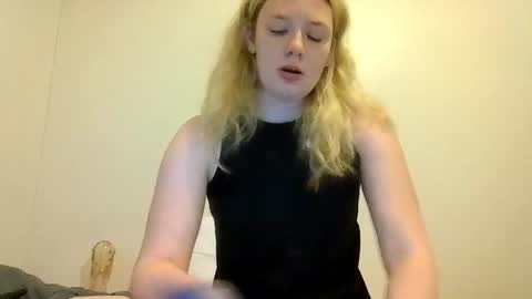 Snapshot of sara9920 chatting on April 19, 12:43 am sara9920 online show from April 19, 12:43 am