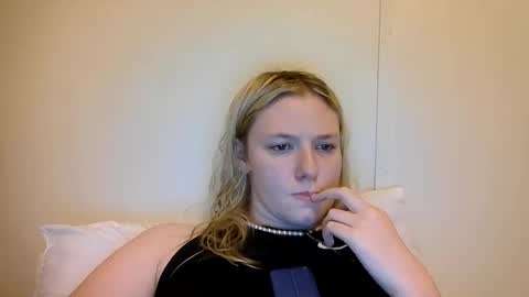 Snapshot of sara9920 chatting on April 21, 2:51 am sara9920 online show from April 21, 2:51 am