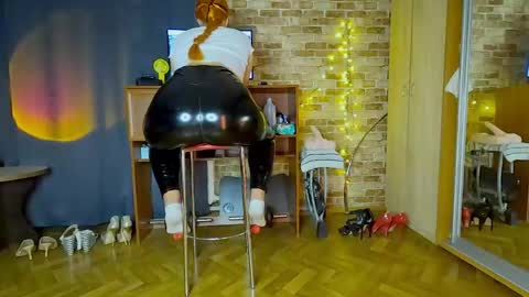 sara  foxy online show from June 3, 2:36 am
