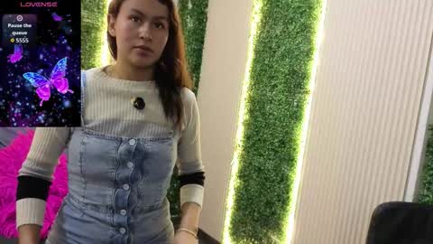 Snapshot of sara_blue13 chatting on February 14, 12:46 pm Sara online show from February 14, 12:46 pm