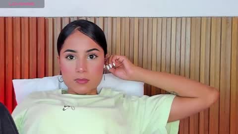 Snapshot of sara_castro24 chatting on December 16, 8:05 pm Sara online show from December 16, 8:05 pm