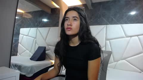 Snapshot of sara_hoffman_4 chatting on April 6, 11:44 am Sara online show from April 6, 11:44 am