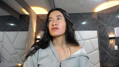 Snapshot of sara_hoffman_4 chatting on May 8, 12:21 pm Sara online show from May 8, 12:21 pm