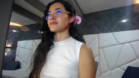 Snapshot of sara_hoffman_4 chatting on May 12, 12:35 pm Sara online show from May 12, 12:35 pm